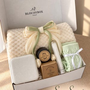 Caja de regalo rosa para relajarse, ideal para mujeres. Cesta de spa acogedora. Paquete de autocuidado para aliviar el estrés. Un regalo encantador y reconfortante. Sage Serenity Box
