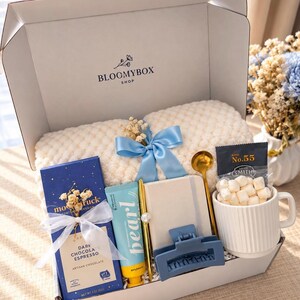 Caja de regalo para amantes del té, acogedor set de regalo para ella, regalo de taza y chocolate, regalo de cumpleaños para mujeres, cesta de regalo para relajarse