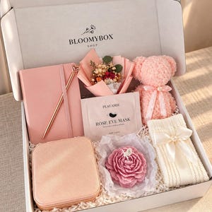 Caja de regalo rosa para relajarse, ideal para mujeres. Cesta de spa acogedora. Paquete de autocuidado para aliviar el estrés. Un regalo encantador y reconfortante. Blush Journal