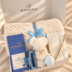 Caja de regalo rosa para relajarse, ideal para mujeres. Cesta de spa acogedora. Paquete de autocuidado para aliviar el estrés. Un regalo encantador y reconfortante. Cloudy Bliss