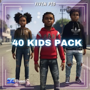 Könnte beinhalten: Bild mit drei Kindern in Freizeitkleidung. Der Text "40 KIDS PACK" ist deutlich sichtbar. Die Kinder tragen Kapuzenpullover, Jeans und Turnschuhe. Der Hintergrund zeigt eine Straßenszene mit Gebäuden und Bäumen.