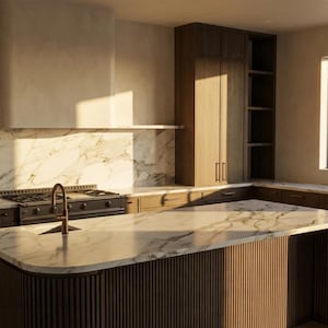 Op de afbeelding: Een moderne keuken met een groot eiland en marmeren werkbladen. De keuken heeft donkere houten kasten, een gasfornuis van roestvrij staal en een groot raam met uitzicht op een groen landschap. De keuken is goed verlicht.