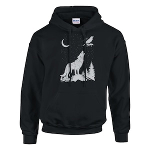 Peut inclure: Sweat à capuche noir avec un motif blanc d'un loup hurlant sur une montagne, un croissant de lune, un oiseau et un ciel étoilé. Le sweat-shirt a une poche avant et une capuche à cordon.
