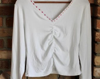 Camiseta con cuello en V y volantes bordados con flores
