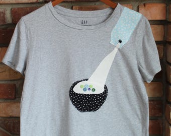 Camiseta con estampado de tazón de cereales y leche