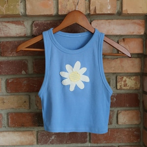 以下が含まれることがあります： クリーム色、ライトグレー、ダークグレーの3色の、まだら模様のマット仕上げのセラミックマグのセット。各マグはシンプルでミニマルなデザインで、丸みを帯びたハンドルが付いています。