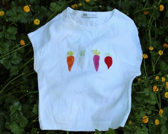 Camiseta de retazos con zanahorias y nabos