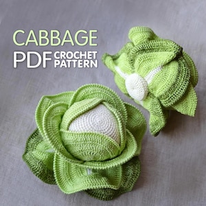 Op de afbeelding: Twee gehaakte kolen in groen- en wittinten. De koolkoppen zijn gedetailleerd met getextureerde steken en de tekst "CABBAGE PDF CROCHET PATTERN" wordt weergegeven in groen en wit.