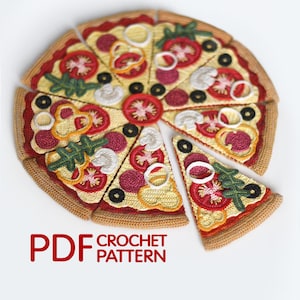Puede incluir: Una pizza de ganchillo con ocho porciones, una parcialmente retirada. La pizza presenta rodajas de tomate rojo, aceitunas negras, champiñones blancos y aros de cebolla amarillos y blancos. El texto "PDF CROCHET PATTERN" es rojo.