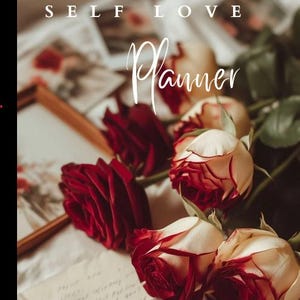Peut inclure: Un planificateur avec les mots "SELF LOVE Planner" en écriture blanche. L'image présente des roses rouges et crème, des cartes postales vintage et une photo encadrée. Le texte "Quand tu honores ton rythme, tu redonnes de l'espace à ton âme" est également visible.