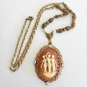 Vintage WEST GERMANY gesigneerde faux camee "Drie Gratiën" hanger ketting - Europese statement sieraden jaren 1950