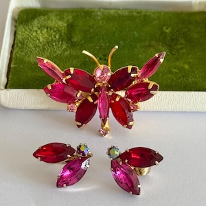 Parure de bijoux papillon rose Mid-Century éclatant et rubis – Style Juliana