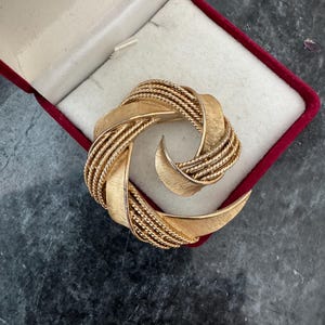 Broche vintage Croissant Trifari en émail blanc et doré - France Broche vintage Croissant Trifari en émail blanc et doré - France