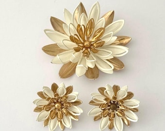Vintage Sarah Coventry cream enamel & gold tone flower brooch and earring set 60s