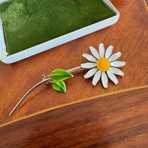 Broche vintage de margarita de esmalte blanco de los años 60 - Estilo floral moderno de mediados de siglo