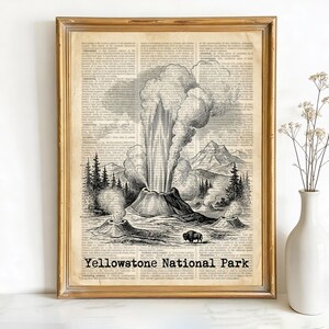 Könnte beinhalten: Gerahmter Druck mit einer Vintage-Illustration des Yellowstone-Nationalparks. Das Schwarz-Weiß-Kunstwerk zeigt einen ausbrechenden Geysir, Berge, Bäume und einen Bison. Der Text "Yellowstone National Park" ist unten aufgedruckt.