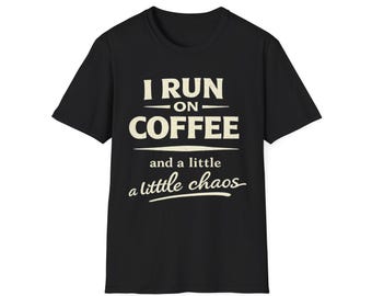 Camiseta "Funciono con café y un poco de caos" / Camiseta divertida para amantes del café / Camiseta con humor sobre café / Regalo de barista / Camiseta para amantes de la cafeína