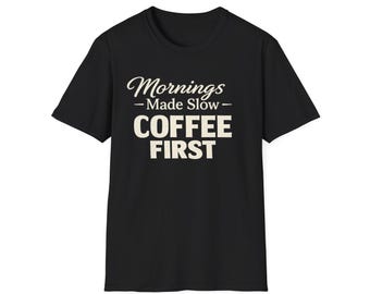 Camiseta "Café primero" / "Mañanas lentas", tipografía minimalista, camiseta de café