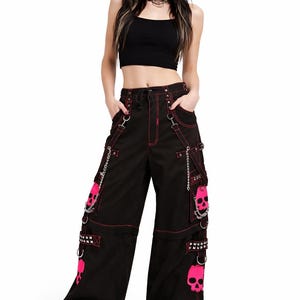 Op de afbeelding: Een set van drie keramische mokken met een gespikkelde, matte afwerking. De mokken zijn in crème, lichtgrijs en donkergrijs. Elke mok heeft een eenvoudig, minimalistisch ontwerp.