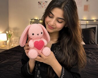 Patrón de conejito de corazón a crochet, patrón de conejito amigurumi adorable, patrón de conejito de peluche a crochet, conejito de San Valentín en PDF