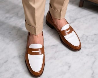 Handgefertigte Penny Loafer für Herren in Hellbraun und Weiß, zweifarbige Slipper