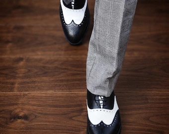 Handgefertigte Herren-Brogues mit Flügelkappe in Schwarz und Weiß, zweifarbige Spectator Oxford-Lederschuhe.