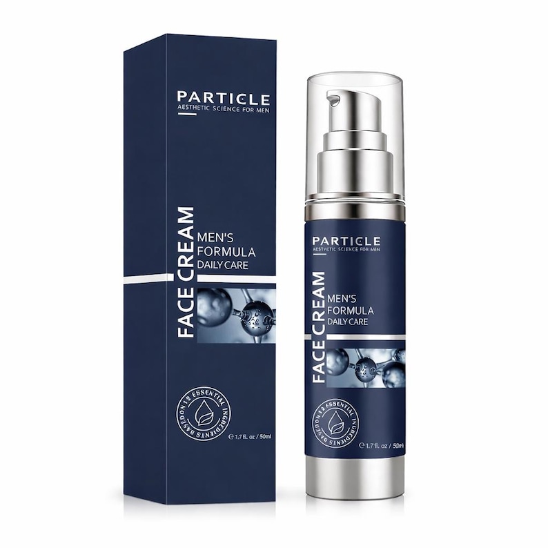 Puede incluir: Una caja y un frasco de crema facial azul marino. La caja y el frasco tienen el texto "PARTICLE Aesthetic Science for Men", "MEN'S FORMULA DAILY CARE" y "FACE CREAM". El frasco es plateado con una tapa de bomba transparente. Contiene 50 ml.