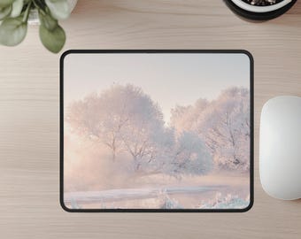 Tappetino per mouse invernale "Winter Whisper" | Accessorio da scrivania invernale | Decorazione per ufficio innevata | Ufficio invernale accogliente | Regalo per l'ufficio in casa