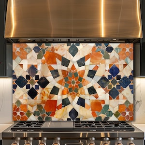 Op de afbeelding: Een kleurrijke backsplash met een geometrisch sterpatroon. De mozaïek bestaat uit oranje, blauwe en crèmekleurige tegels. Het is geïnstalleerd boven een roestvrijstalen fornuis.