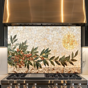 Puede incluir: Salpicadero de cocina decorativo con diseño de mosaico. El mosaico representa una rama con hojas verdes, bayas rojas y un sol amarillo sobre un fondo beige. El salpicadero está instalado sobre una estufa de acero inoxidable.