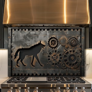 Puede incluir: Panel trasero de campana extractora de metal con silueta de lobo y diseño de engranajes. El panel de metal gris oscuro presenta un recorte de un lobo y varios engranajes. El panel trasero está montado sobre una estufa de gas de acero inoxidable.