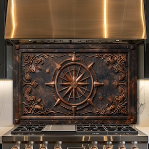 Puede incluir: Salpicadero de campana extractora ornamentado, de color bronce, con un diseño de rosa de los vientos. El salpicadero tiene un fondo oscuro y texturizado con intrincados patrones florales y de estrellas. La rosa de los vientos es el punto focal, con marcadores direccionales y una estrella central.