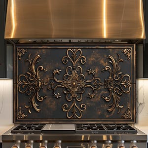 Puede incluir: Salpicadero de cocina decorativo con un diseño floral en relieve en bronce sobre un fondo oscuro y texturizado. El salpicadero está enmarcado en un color oscuro y está instalado sobre una estufa de gas de acero inoxidable.