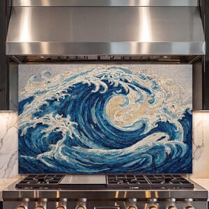 Könnte beinhalten: Ein rechteckiges Mosaik-Wandpaneel mit einem stilisierten Ozeanwellen-Design in den Farben Dunkelblau, Hellblau und Weiß. Das Kunstwerk besteht aus kleinen, einzelnen Fliesen, die so angeordnet sind, dass sie eine große, brechende Welle darstellen.