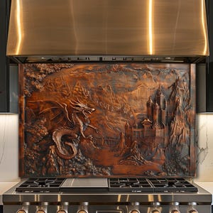 Puede incluir: Un panel protector rectangular de metal color cobre con una escena en relieve de un dragón volando cerca de una fortaleza de montaña. La obra muestra detalles intrincados de terreno rocoso, un puente y torres de castillo en acabado metálico.
