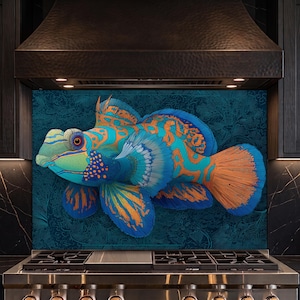 Puede incluir: Un panel rectangular para salpicadero de cocina con una vibrante ilustración de un pez mandarín. El pez muestra patrones intrincados de naranja brillante, turquesa y azul sobre un fondo verde azulado oscuro con detalles de líneas sutiles.