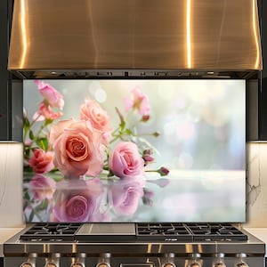 Könnte beinhalten: Dekorative Küchenrückwand mit rosa Rosen. Das Bild zeigt Nahaufnahmen von Rosen mit rosa Blütenblättern und grünen Stielen. Die Rosen spiegeln sich auf einer glänzenden Oberfläche. Der Hintergrund ist verschwommen und hat einen Bokeh-Effekt.