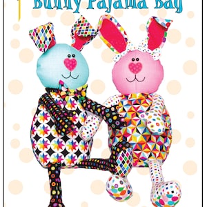 K&ouml;nnte beinhalten: Ein N&auml;hmuster f&uuml;r eine Schlafanzugtasche in Form eines Hasen. Das Muster zeigt zwei Hasen, einen blauen und einen rosa, mit bunten geometrischen Mustern auf ihrem K&ouml;rper und ihren Beinen. Das Muster tr&auml;gt den Titel "Bunny Pajama Bag" und stammt von Cool Cat Creations, CCC 152. Copyright 2018.