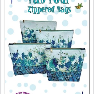Pode incluir: Quatro bolsas com zíper com um design floral em tons de azul e branco. As bolsas têm uma borda inferior turquesa estampada e zíperes dourados. O texto "The Fab Four Zippered Bags" está no topo.