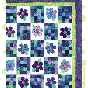 Könnte beinhalten: Ein Quiltmuster mit einem Raster aus bunten Quadraten, in denen jeweils ein Gänseblümchenmuster zu sehen ist. Der Quilt trägt den Titel "Crazy Daisy Quilt" und stammt von Cool Cat Creations, CCC 110.