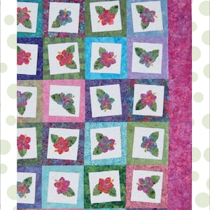 Könnte beinhalten: Ein Quiltmuster mit einem sich wiederholenden Design aus rosa Hibiskusblüten mit grünen Blättern in weißen Quadraten. Die Quadrate sind in einem Gittermuster auf einem Hintergrund aus rosa, lila, blauem und grünem Stoff angeordnet. Der Titel "Blooming Hibiscus" befindet sich oben auf dem Muster. Der Text "Cool Cat Creations CCC 124 by Gerri Richards © Copyright 2013" befindet sich unten auf dem Muster.