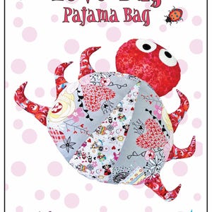 Puede incluir: Una colorida y caprichosa bolsa de pijama con forma de mariquita. La bolsa presenta un diseño de patchwork con patrones florales y de corazón. El texto "Love Bug Pajama Bag" se muestra en la parte superior. La imagen incluye el logotipo de Cool Cat Creations e información de derechos de autor.