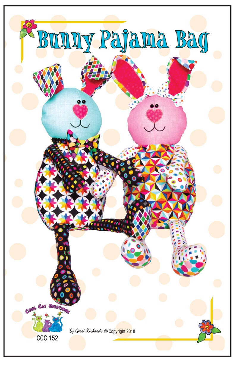 K&ouml;nnte beinhalten: Ein N&auml;hmuster f&uuml;r eine Schlafanzugtasche in Form eines Hasen. Das Muster zeigt zwei Hasen, einen blauen und einen rosa, mit bunten geometrischen Mustern auf ihrem K&ouml;rper und ihren Beinen. Das Muster tr&auml;gt den Titel "Bunny Pajama Bag" und stammt von Cool Cat Creations, CCC 152. Copyright 2018.