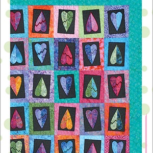 Puede incluir: Un patrón de colcha titulado "Achy Breaky Hearts" con un diseño de patchwork de corazones coloridos. Los corazones están rotos y cosidos juntos en varios colores y patrones. La colcha está enmarcada con un borde turquesa y un fondo blanco con lunares verdes.