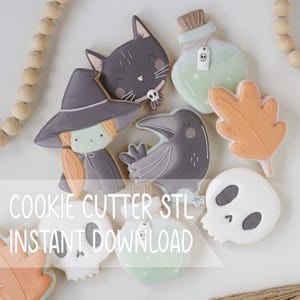 Può includere: Una collezione di biscotti decorati raffiguranti una strega, un gatto nero, un corvo, teschi, boccette di pozione e foglie autunnali. Il testo COOKIE CUTTER STL INSTANT DOWNLOAD è sovrapposto all'immagine. I biscotti sono raggruppati.
