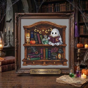 Puede incluir: Un bordado en punto de cruz enmarcado titulado The Haunted Library, que muestra una estantería de madera con un fantasma leyendo un libro, una vela, una calabaza, una poción, un sombrero de bruja y un farol, todo en hilo detallado.