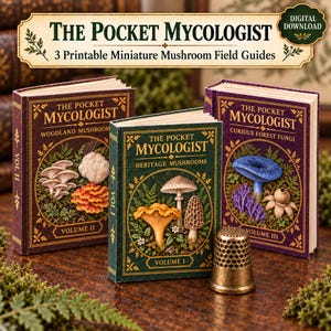 Może przedstawiać: Trzy miniaturowe książki zatytułowane The Pocket Mycologist, oznaczone jako Tom I, II i III, z ilustracjami różnych grzybów. Mosiężny naparstek znajduje się przed zieloną książką Tom I. Tekst brzmi The Pocket Mycologist 3 Printable Miniature Mushroom Field Guides oraz Digital Download.