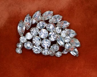 Weiss Vintage Brosche, amerikanischer Modeschmuck, Mid-Century, 50er Jahre, silberfarben, Swarovski-Strass