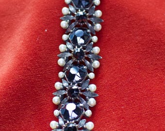 Florenza Vintage Armband, amerikanischer Modeschmuck, 50er Jahre, Mid-Century, silberfarben, Kunsttstoffperlen, schwarzer Swarovski-Strass