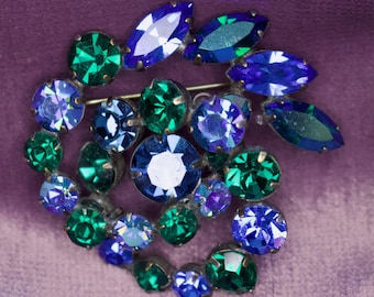 Regency Vintage Brosche, amerikanischer Modeschmuck, Mid-Century, 50er Jahre, Sammlerstück, blau-grüner Swarovski-Strass